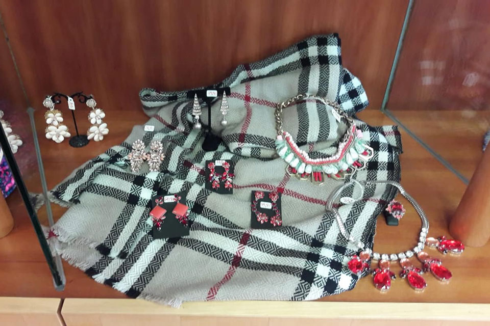 Kitsch & Kunst Halsketten und Ohrringe Neutotgasse 9 Graz